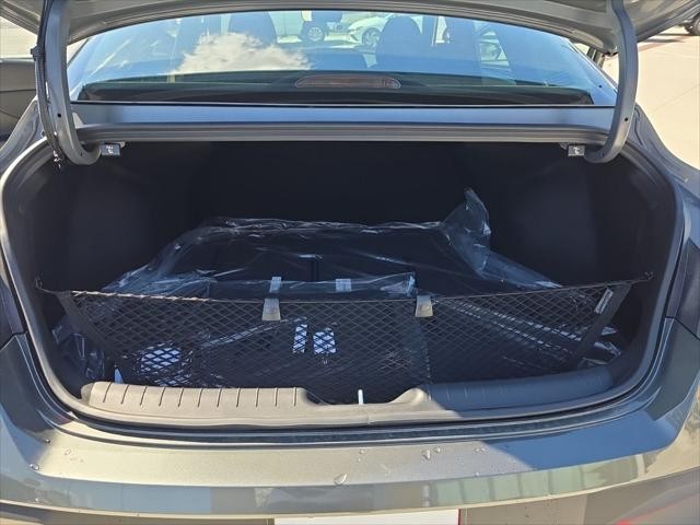 Hyundai Elantra Vehicle Full-screen Gallery Image 9