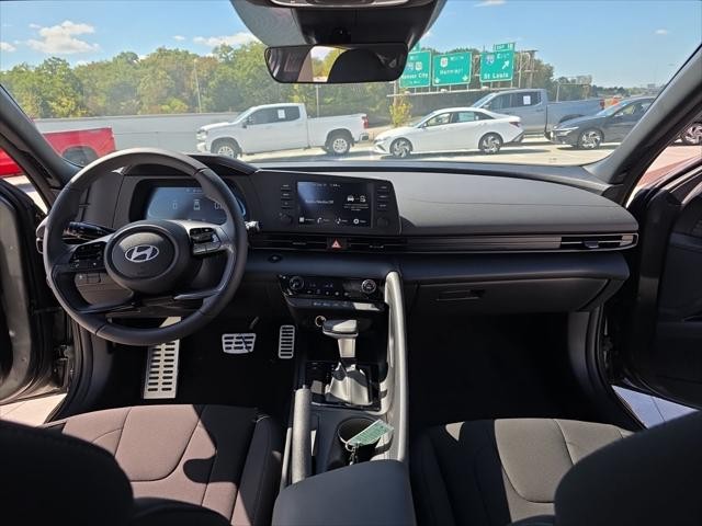 Hyundai Elantra Vehicle Full-screen Gallery Image 10