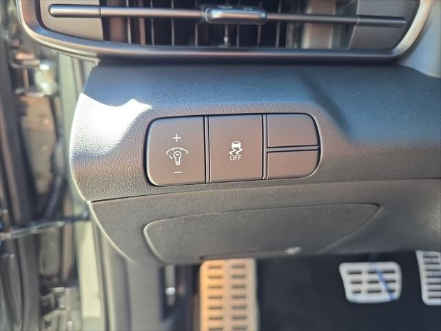 Hyundai Elantra Vehicle Full-screen Gallery Image 11