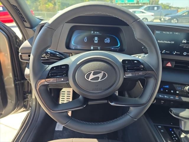 Hyundai Elantra Vehicle Full-screen Gallery Image 12