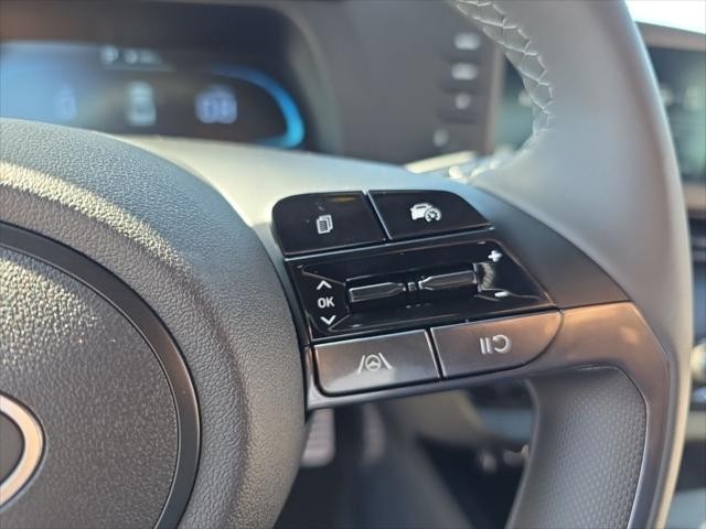 Hyundai Elantra Vehicle Full-screen Gallery Image 14