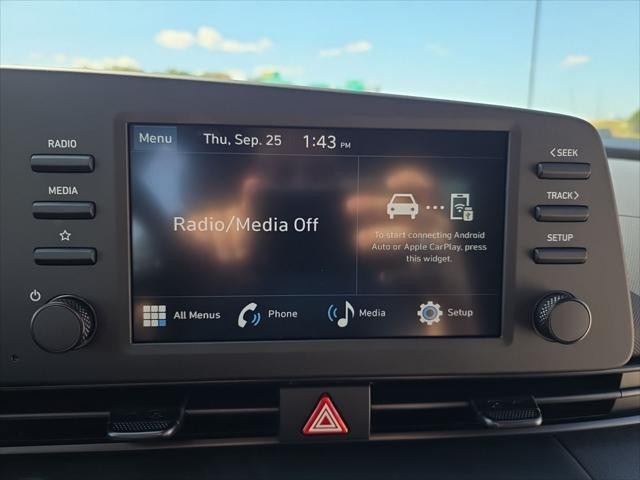 Hyundai Elantra Vehicle Full-screen Gallery Image 17