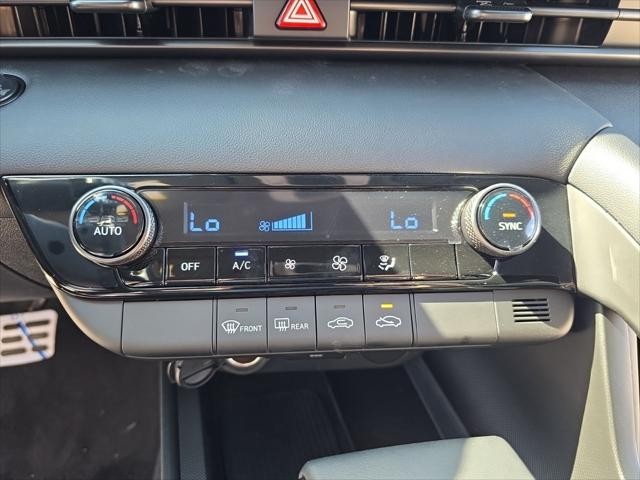Hyundai Elantra Vehicle Full-screen Gallery Image 18