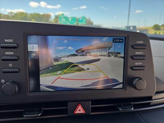 Hyundai Elantra Vehicle Full-screen Gallery Image 19