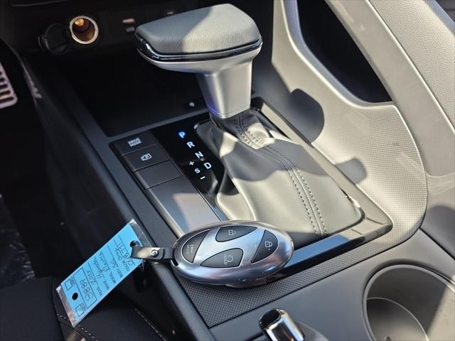 Hyundai Elantra Vehicle Full-screen Gallery Image 20