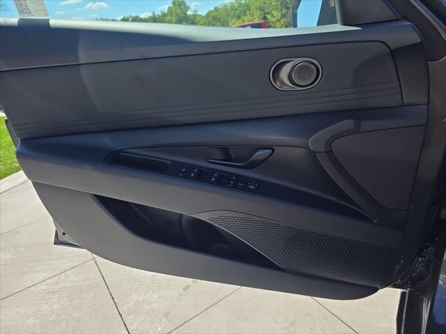 Hyundai Elantra Vehicle Full-screen Gallery Image 22