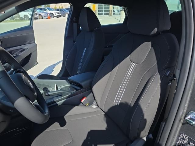 Hyundai Elantra Vehicle Full-screen Gallery Image 24