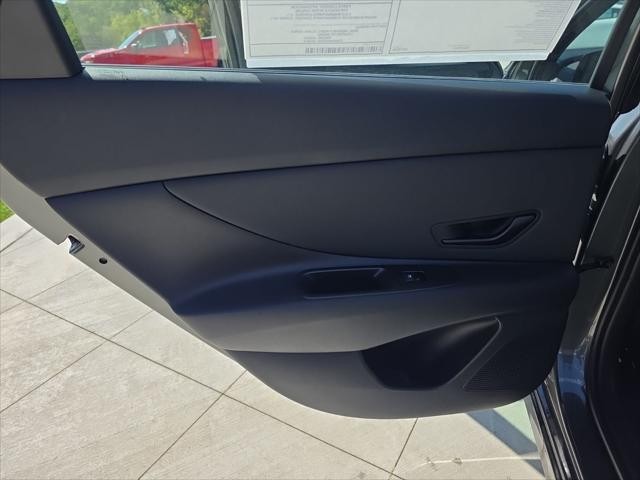 Hyundai Elantra Vehicle Full-screen Gallery Image 25