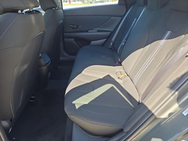 Hyundai Elantra Vehicle Full-screen Gallery Image 26