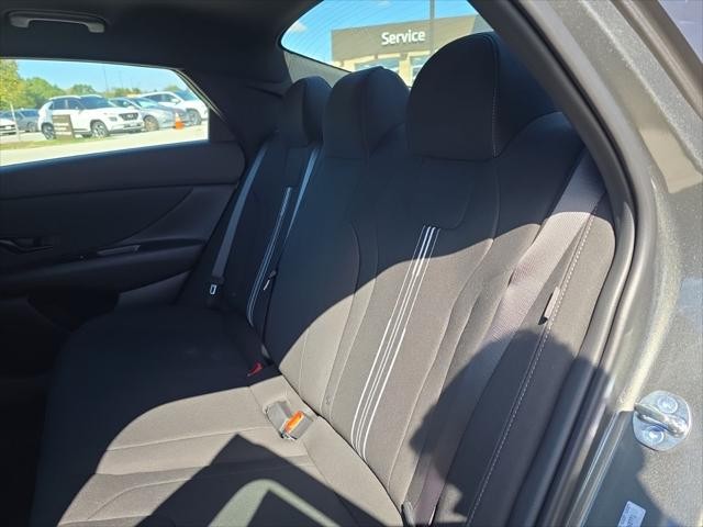 Hyundai Elantra Vehicle Full-screen Gallery Image 27