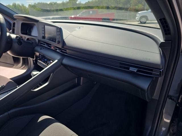 Hyundai Elantra Vehicle Full-screen Gallery Image 29