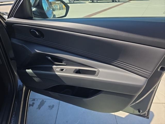 Hyundai Elantra Vehicle Full-screen Gallery Image 30