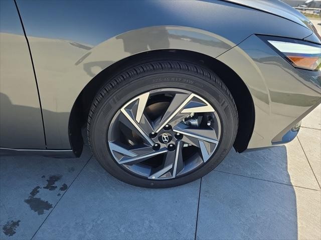 Hyundai Elantra Vehicle Full-screen Gallery Image 31