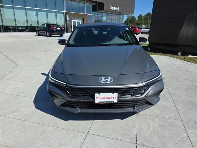 Hyundai Elantra Vehicle Full-screen Gallery Image 2
