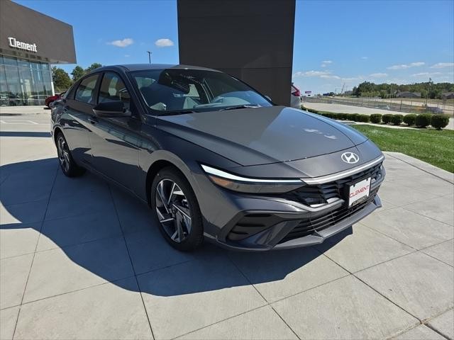 Hyundai Elantra Vehicle Full-screen Gallery Image 3