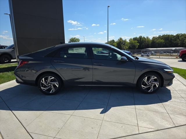 Hyundai Elantra Vehicle Full-screen Gallery Image 4