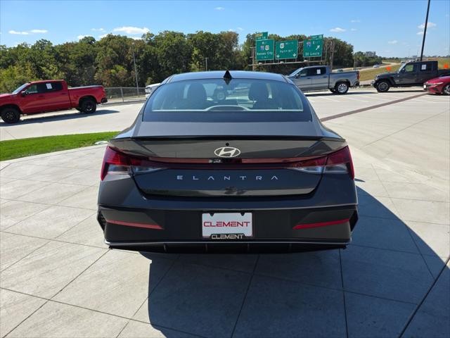 Hyundai Elantra Vehicle Full-screen Gallery Image 7
