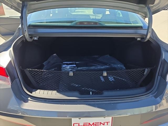 Hyundai Elantra Vehicle Full-screen Gallery Image 9