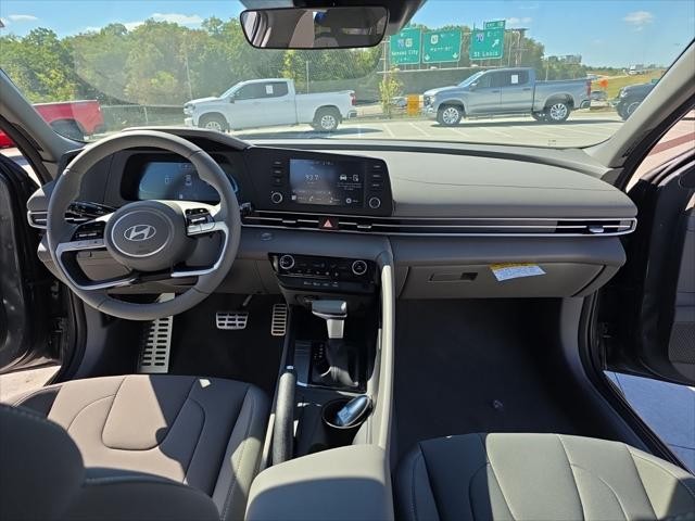 Hyundai Elantra Vehicle Full-screen Gallery Image 10