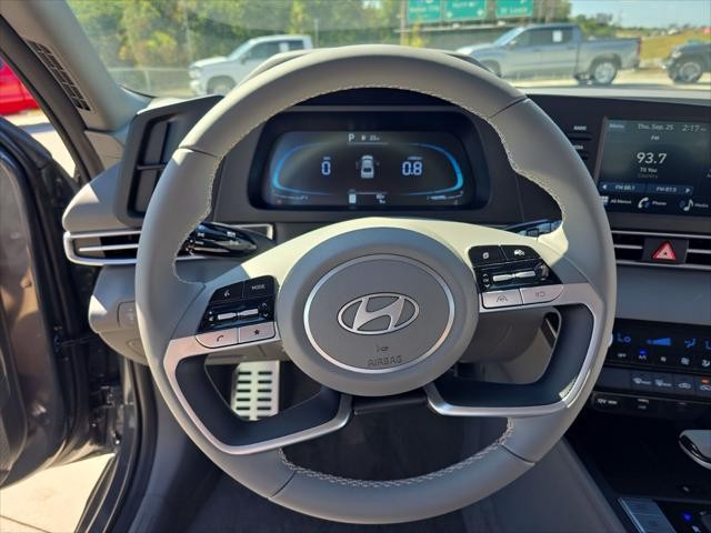 Hyundai Elantra Vehicle Full-screen Gallery Image 12