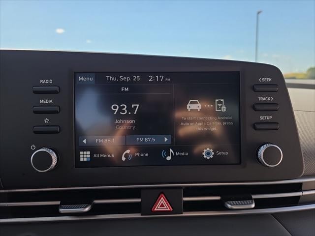 Hyundai Elantra Vehicle Full-screen Gallery Image 17