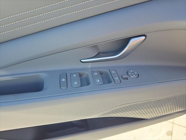 Hyundai Elantra Vehicle Full-screen Gallery Image 20