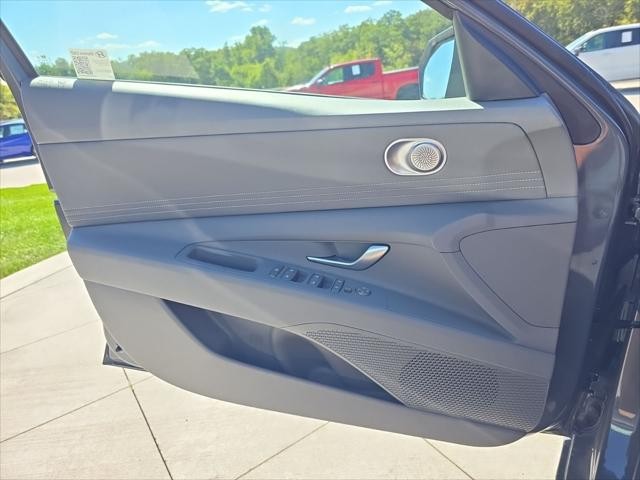 Hyundai Elantra Vehicle Full-screen Gallery Image 21