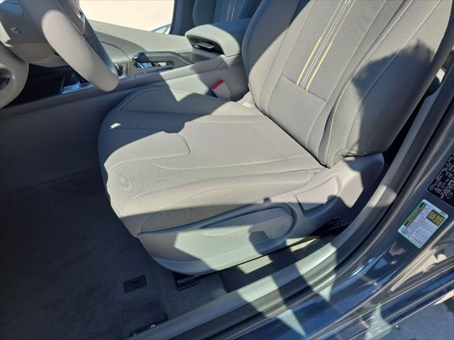 Hyundai Elantra Vehicle Full-screen Gallery Image 22