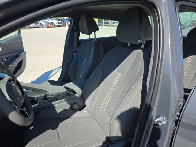 Hyundai Elantra Vehicle Full-screen Gallery Image 23