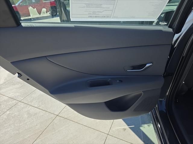 Hyundai Elantra Vehicle Full-screen Gallery Image 24