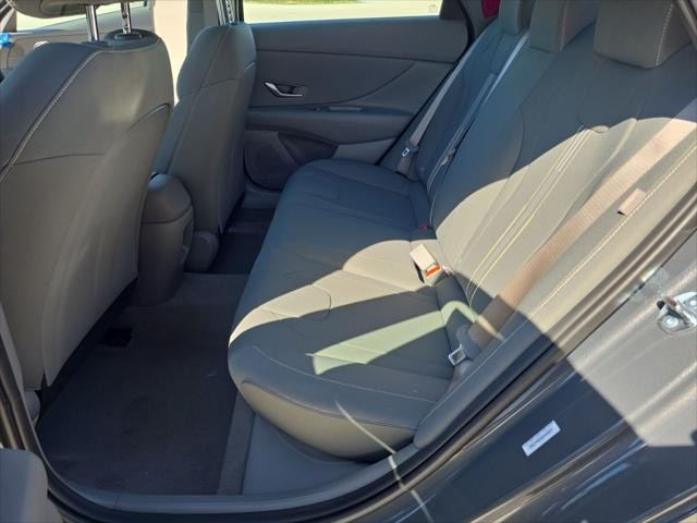 Hyundai Elantra Vehicle Full-screen Gallery Image 25