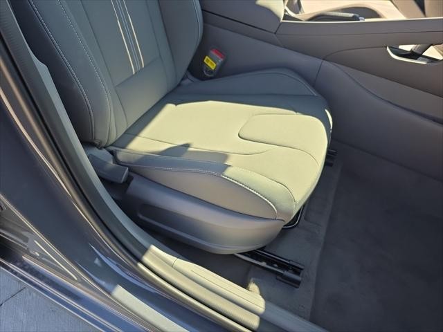 Hyundai Elantra Vehicle Full-screen Gallery Image 27