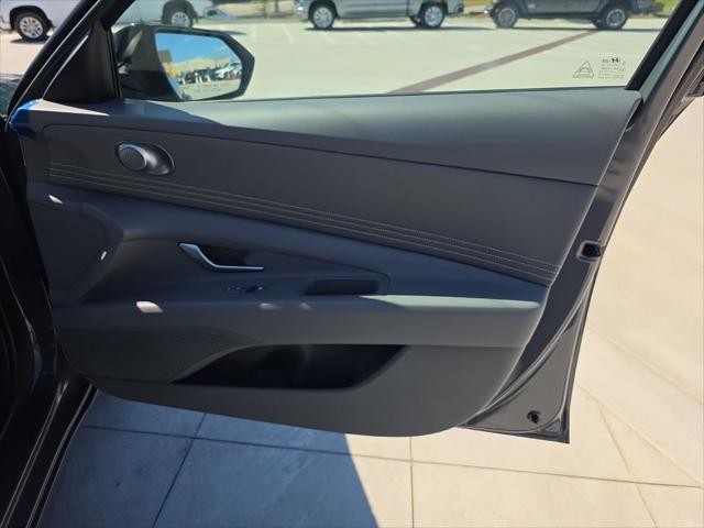 Hyundai Elantra Vehicle Full-screen Gallery Image 28