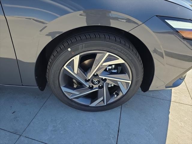 Hyundai Elantra Vehicle Full-screen Gallery Image 29