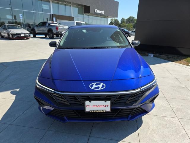 Hyundai Elantra Vehicle Full-screen Gallery Image 2