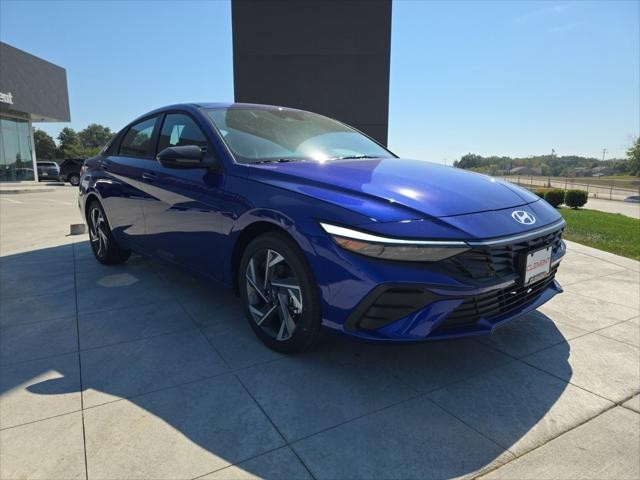 Hyundai Elantra Vehicle Full-screen Gallery Image 3