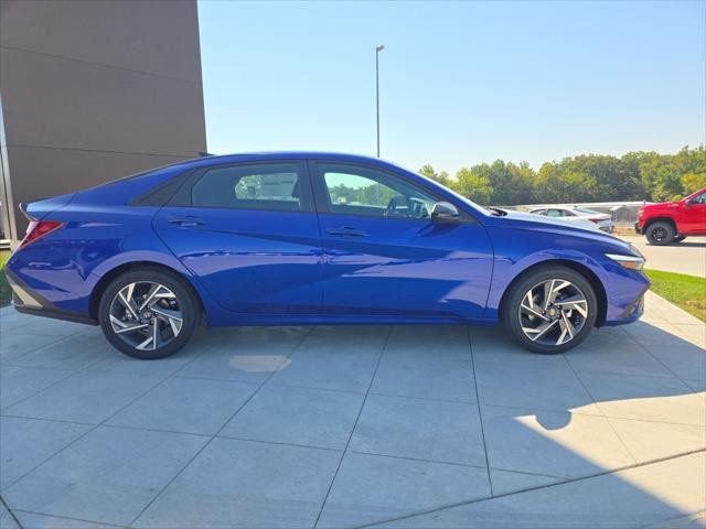 Hyundai Elantra Vehicle Full-screen Gallery Image 4