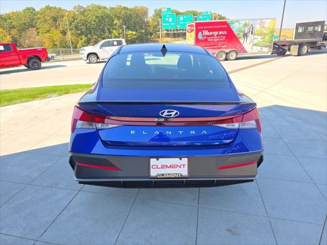 Hyundai Elantra Vehicle Full-screen Gallery Image 7