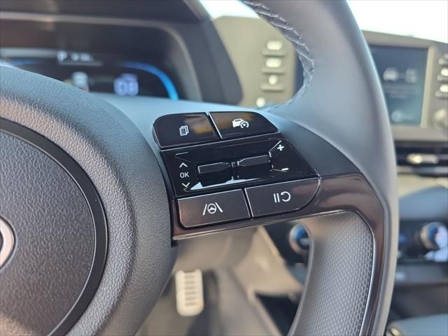 Hyundai Elantra Vehicle Full-screen Gallery Image 12