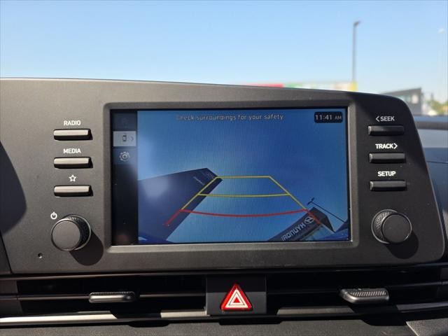 Hyundai Elantra Vehicle Full-screen Gallery Image 16