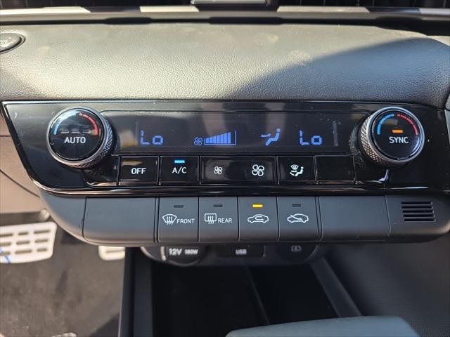 Hyundai Elantra Vehicle Full-screen Gallery Image 17