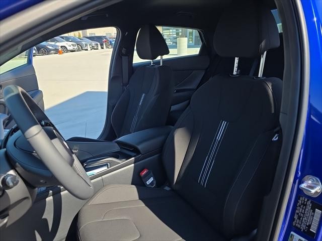 Hyundai Elantra Vehicle Full-screen Gallery Image 22