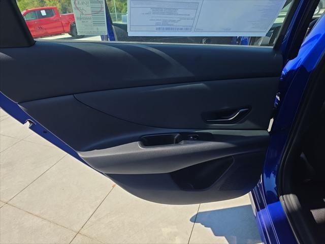 Hyundai Elantra Vehicle Full-screen Gallery Image 23