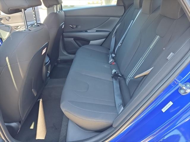 Hyundai Elantra Vehicle Full-screen Gallery Image 24