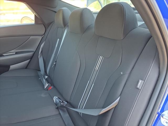 Hyundai Elantra Vehicle Full-screen Gallery Image 25