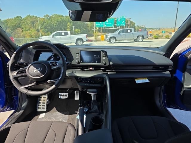 Hyundai Elantra Vehicle Full-screen Gallery Image 26