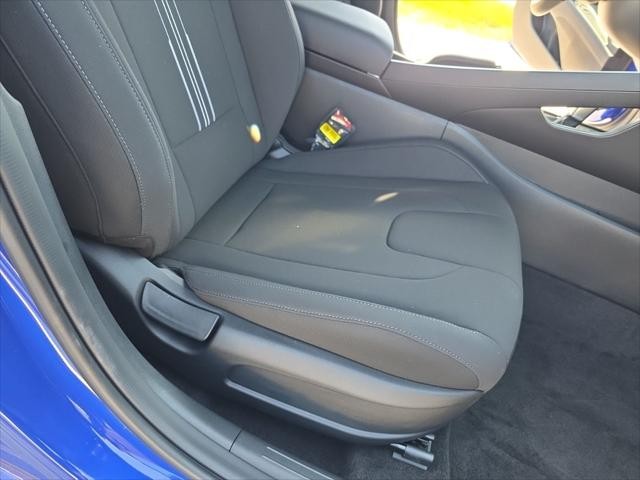 Hyundai Elantra Vehicle Full-screen Gallery Image 28