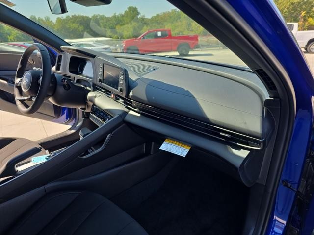 Hyundai Elantra Vehicle Full-screen Gallery Image 29