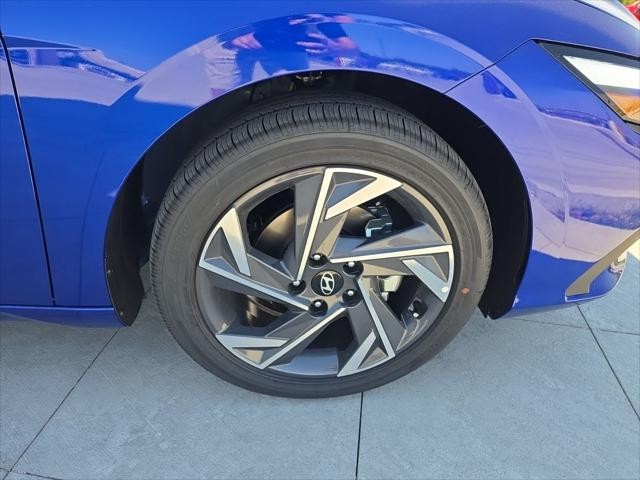 Hyundai Elantra Vehicle Full-screen Gallery Image 31