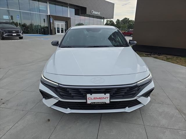 Hyundai Elantra Vehicle Full-screen Gallery Image 2